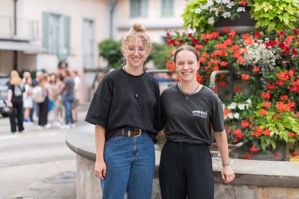 Catalina Aregger (links), Mediamatikerin EFZ mit Berufsmatura, und Selina Lutiger, Polygrafin EFZ, freuen sich über ihre erfolgreichen Lehrabschlüsse.