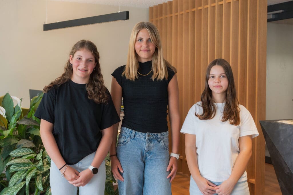 Celine Dubach (Lernende Mediamatikerin), Liliane Balmer (Lernende Polygrafin) und Olivia Mühlberger (Lernende Kauffrau) starten ihre Ausbildungen im Entlebucher Medienhaus.